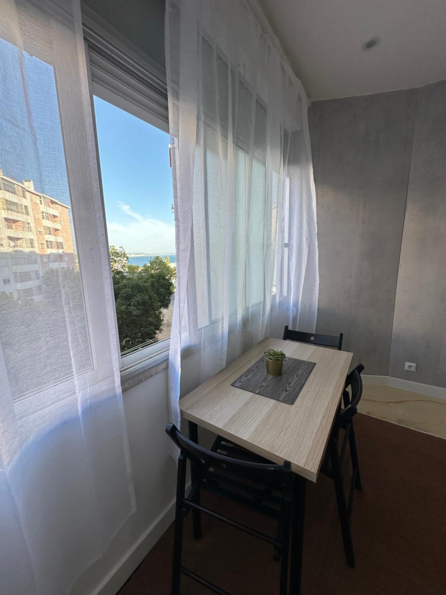 Sea View Apartment & 4 Minutes Walk To The Beach Paço de Arcos Exterior foto